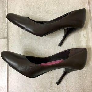 Isaac Mizrahi Brown Business Casual Heels